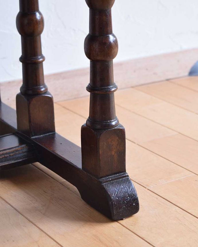アンティークのテーブル　アンティーク家具　玄関で使える優雅な英国アンティーク家具、引出し付きのホールテーブル。女性1人でラクラク運べちゃうんですキャスター付きの脚。(k-1833-f)