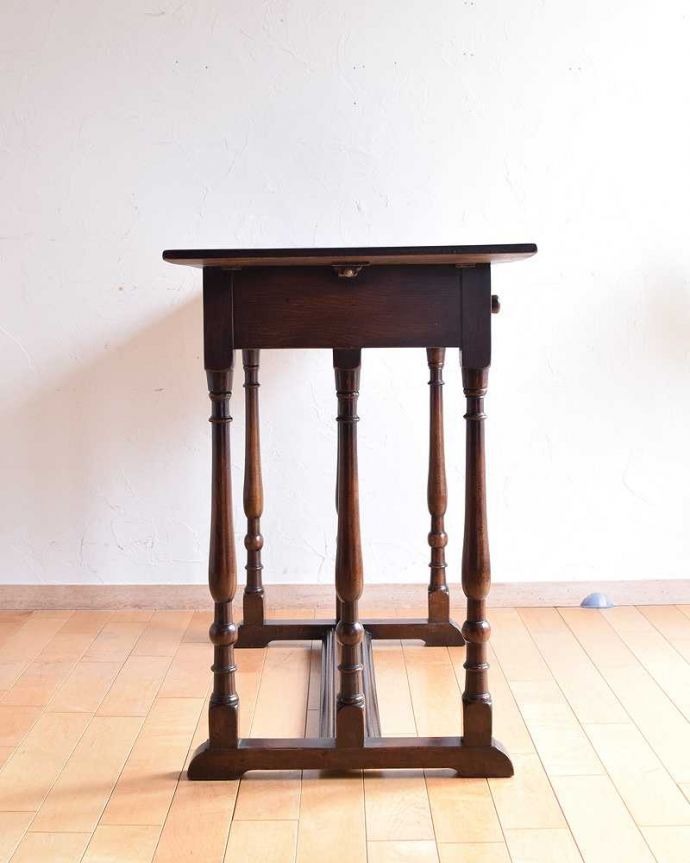 アンティークのテーブル　アンティーク家具　玄関で使える優雅な英国アンティーク家具、引出し付きのホールテーブル。横から見てもステキしっかり作られているので、安心してお使いいただけます。(k-1833-f)