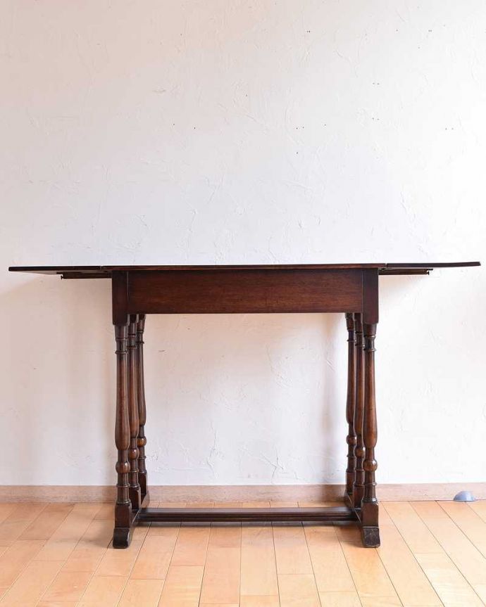 アンティークのテーブル　アンティーク家具　玄関で使える優雅な英国アンティーク家具、引出し付きのホールテーブル。こちら側も、もちろんキレイです。(k-1833-f)