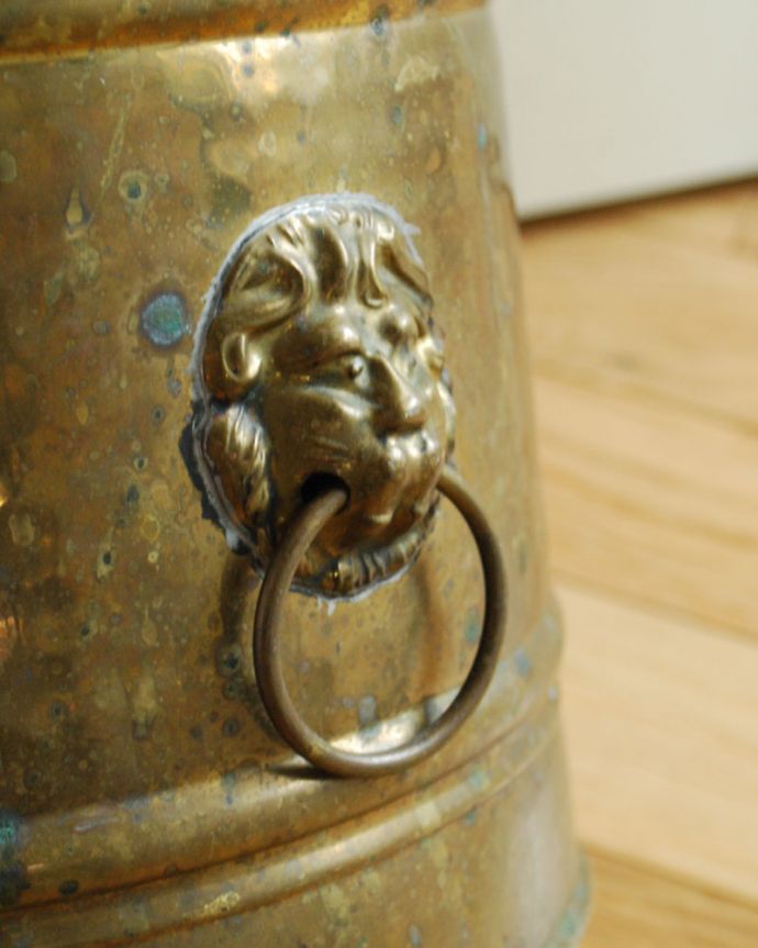 アンティーク 真鍮の雑貨　アンティーク雑貨　玄関やガーデンで使える英国アンティーク雑貨、コールボックス。ライオンのモチーフの装飾がついた持ち手がついています。(k-1833-z)