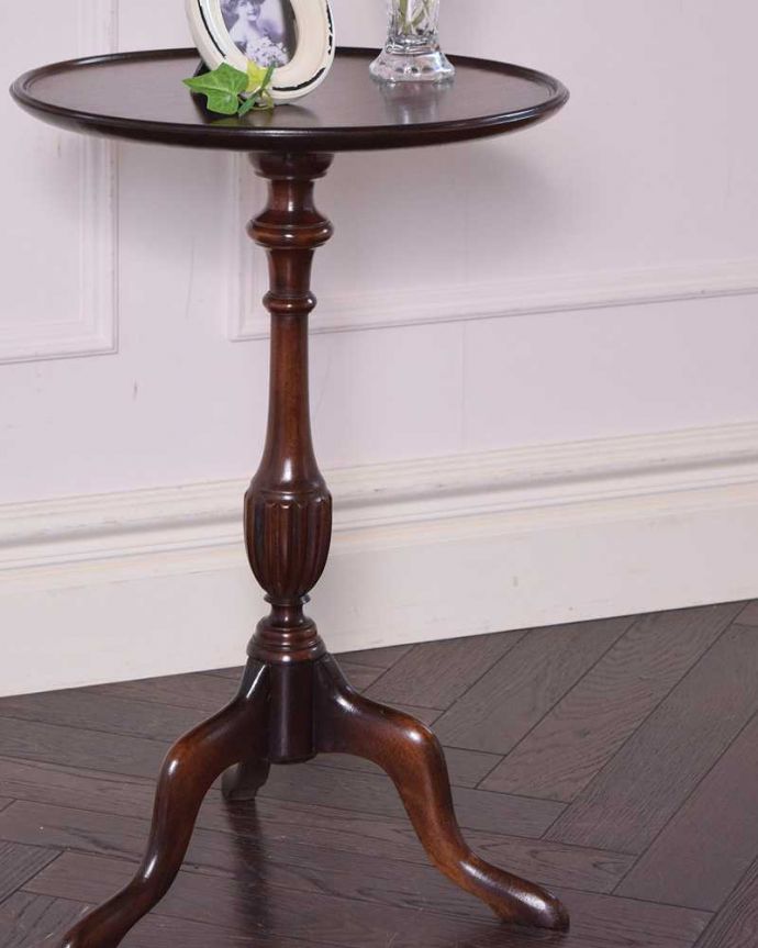 アンティークのテーブル　アンティーク家具　天板が美しいワインテーブル、小さいアンティーク英国家具。小さくてもアンティークの気品タップリ。(k-1835-f)
