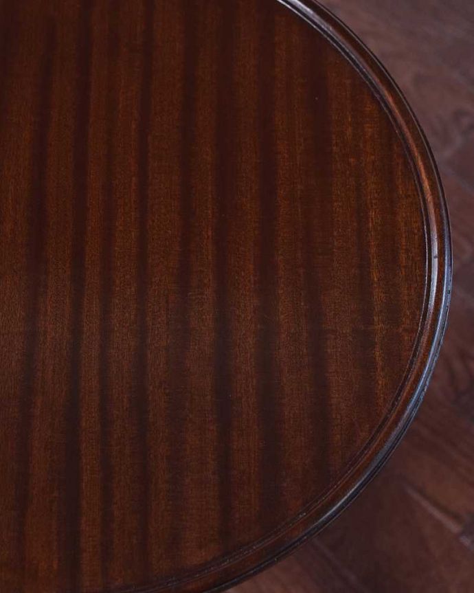 アンティークのテーブル　アンティーク家具　天板が美しいワインテーブル、小さいアンティーク英国家具。近づいてみるとこんな感じ。(k-1835-f)
