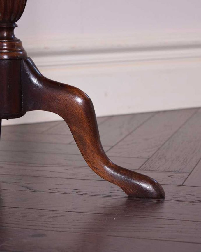 アンティークのテーブル　アンティーク家具　天板が美しいワインテーブル、小さいアンティーク英国家具。Handleの家具の脚の裏には･･･Handleのアンティーク家具は、床にキズが付かないよう脚の裏にフェルトキーパーをお付けしています。(k-1835-f)