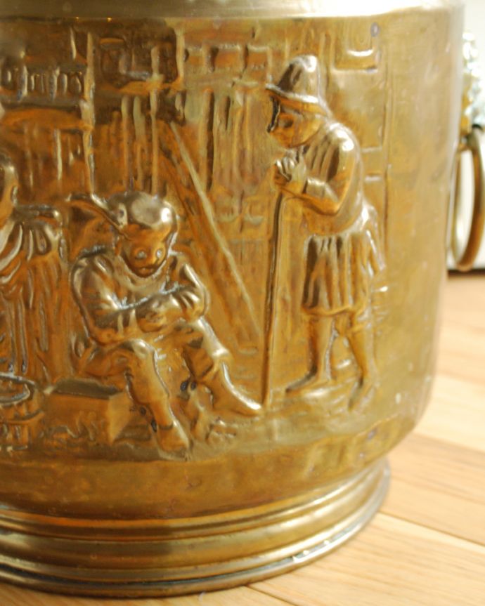シルバーのテーブルウェア　アンティーク雑貨　英国アンティーク雑貨、真鍮製のコールボックス（コールスキャトル）。ボディにはたっぷりと素敵な装飾が施してあります。(k-1835-z)