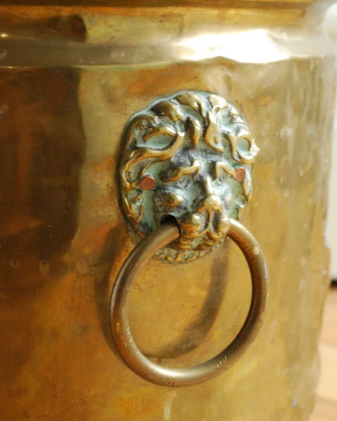 シルバーのテーブルウェア　アンティーク雑貨　英国アンティーク雑貨、真鍮製のコールボックス（コールスキャトル）。ライオンがアクセントになったハンドル付きです。(k-1835-z)
