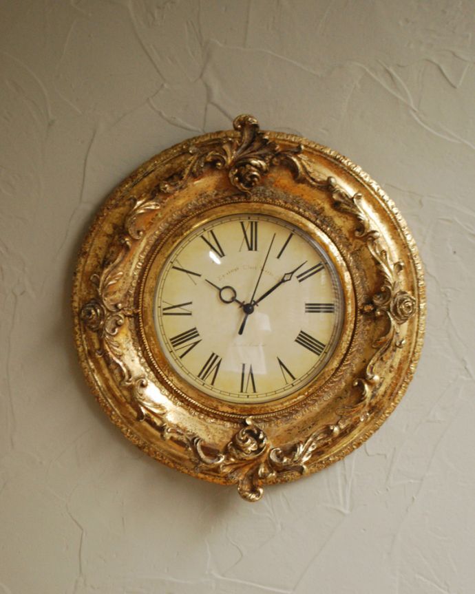 時計　インテリア雑貨　イギリスから届いたゴールドのローズのアンティーク風ウォールクロック、壁掛け時計（new）。「オシャレな時計がなかなかなくて・・」と思っていた方にぜひ使って頂きたい時計です。(k-1837-z)