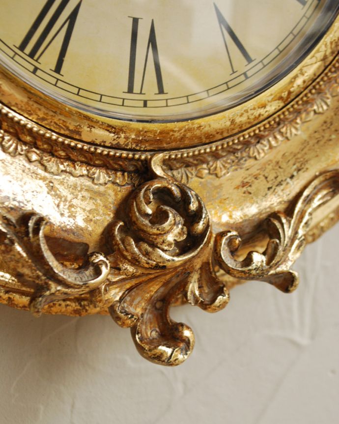 時計　インテリア雑貨　イギリスから届いたゴールドのローズのアンティーク風ウォールクロック、壁掛け時計（new）。繊細で英国らしいエレガントな装飾。(k-1837-z)