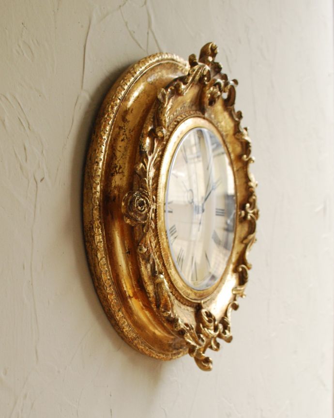 時計　インテリア雑貨　イギリスから届いたゴールドのローズのアンティーク風ウォールクロック、壁掛け時計（new）。横から見ても美しい装飾。(k-1837-z)