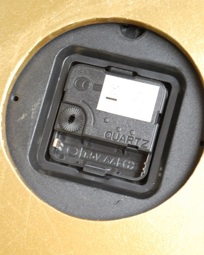 時計　インテリア雑貨　イギリスから届いたゴールドのローズのアンティーク風ウォールクロック、壁掛け時計（new）。単三電池一つで動きます。(k-1837-z)