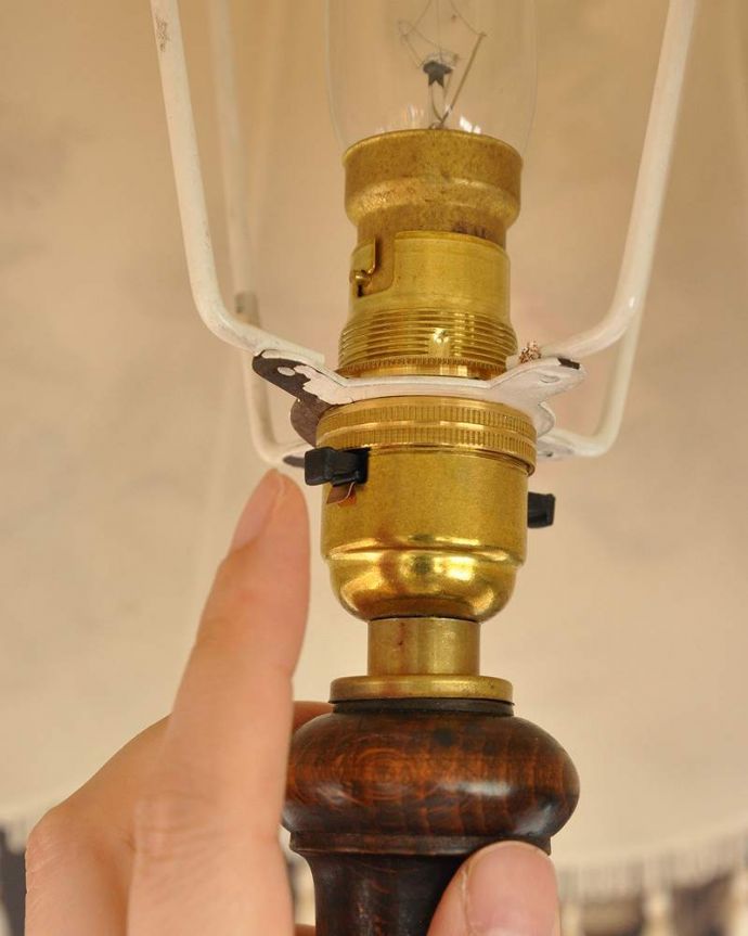 スタンドライト　照明・ライティング　イギリスから届いたアンティーク照明、お花のシェードのフロアランプ（B22型シャンデリア球付き）。スイッチON！ソケットの下にあるスイッチ。(k-1838-f)