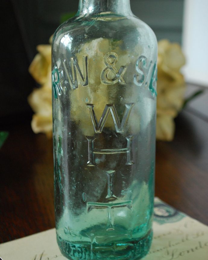 アンティーク ガラスボトル　アンティーク雑貨　「WHIT」の可愛いロゴがアクセント、蓋付きのアンティークガラスボトル。ポコポコしたエンボスが可愛いです。(k-1838-z)