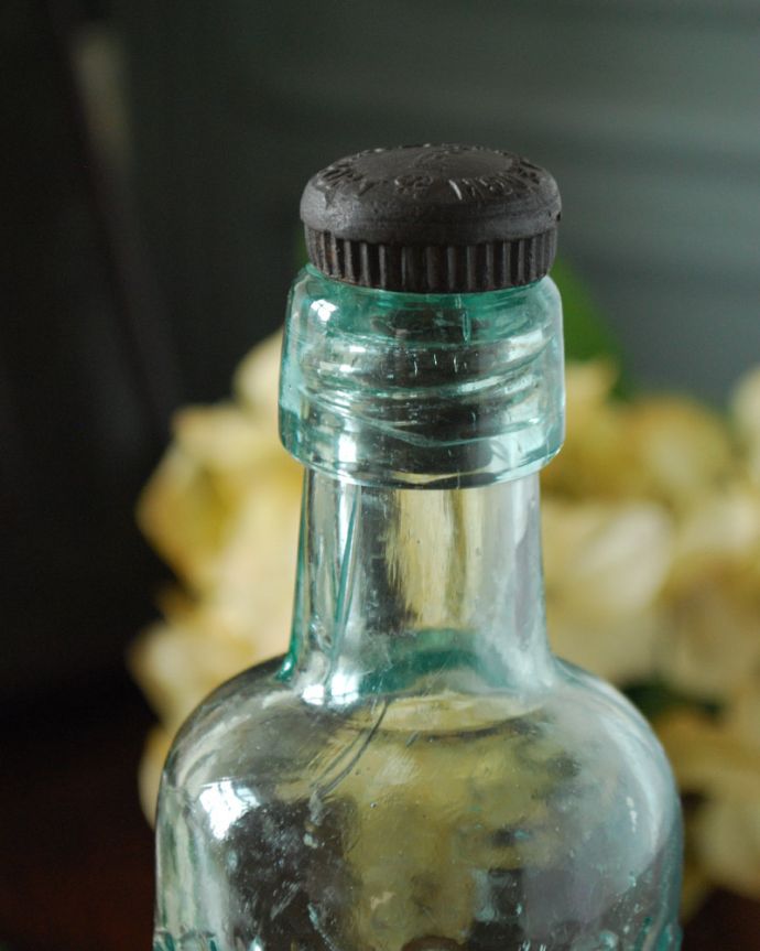 アンティーク ガラスボトル　アンティーク雑貨　「WHIT」の可愛いロゴがアクセント、蓋付きのアンティークガラスボトル。蓋付きです。(k-1838-z)