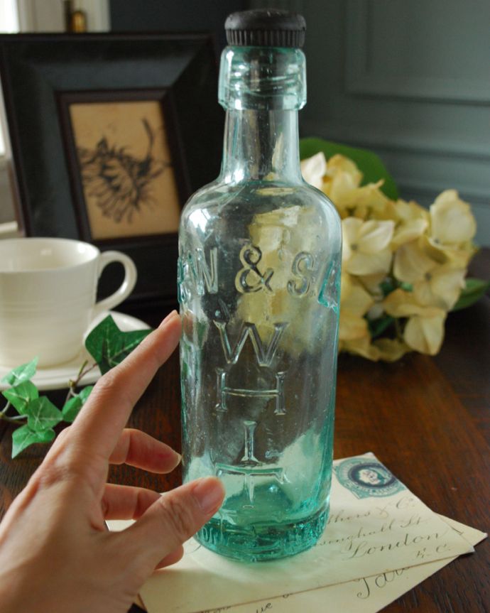 アンティーク ガラスボトル　アンティーク雑貨　「WHIT」の可愛いロゴがアクセント、蓋付きのアンティークガラスボトル。フラワーベースにもピッタリです。(k-1838-z)
