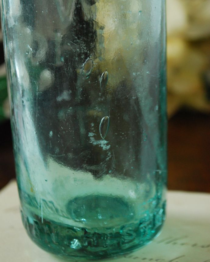 アンティーク ガラスボトル　アンティーク雑貨　「WHIT」の可愛いロゴがアクセント、蓋付きのアンティークガラスボトル。アンティークのため、多少の欠け・傷がある場合がありますが、使用上問題はありませんので、ご了承下さい。(k-1838-z)