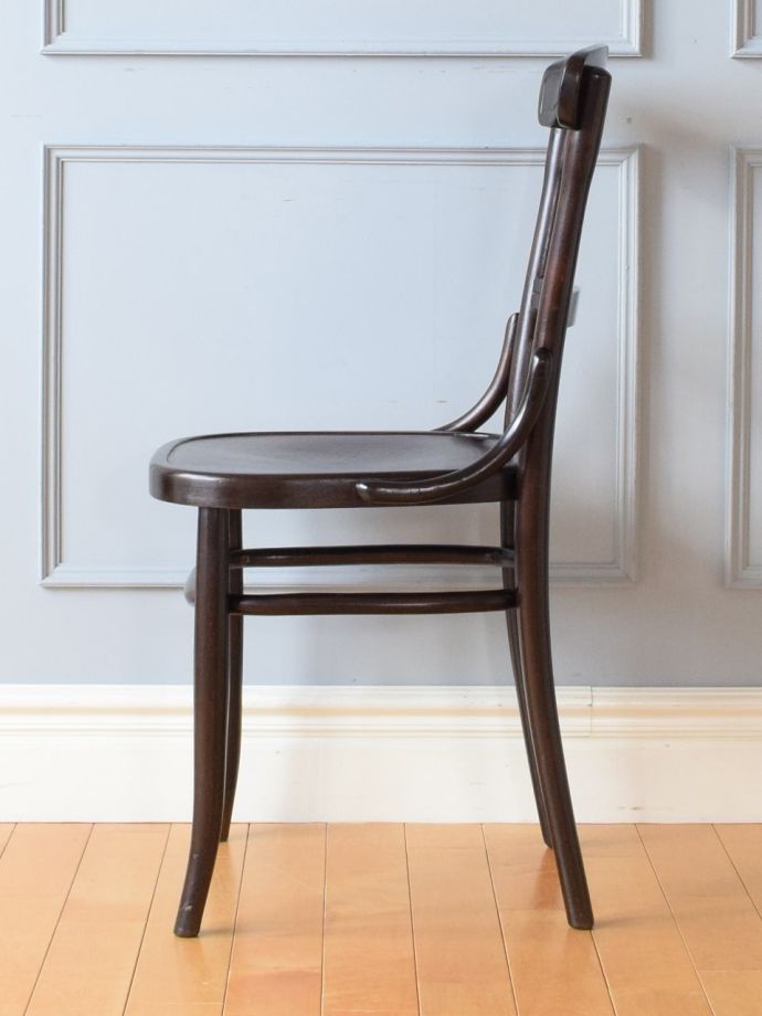 英国アンティークのおしゃれな椅子、座面の彫が美しい曲げ木のベントウッドチェア