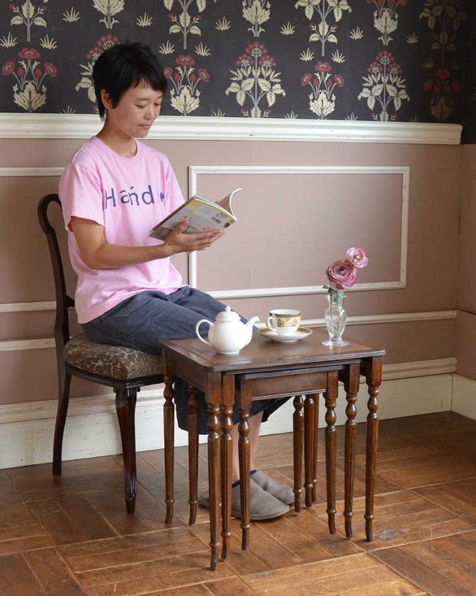 アンティークのテーブル　アンティーク家具　上品で優雅なアンティークの英国家具、革張り天板のネストテーブル。3つがお揃いのネストテーブル1つなのにもれなく3つ付いてきちゃうネストテーブル。(k-1839-f)