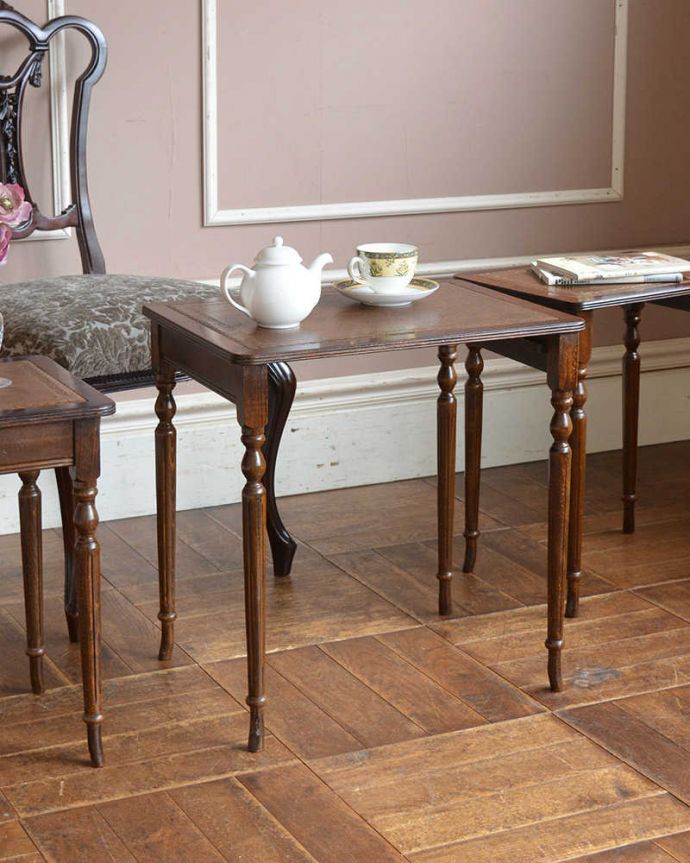 アンティークのテーブル　アンティーク家具　上品で優雅なアンティークの英国家具、革張り天板のネストテーブル。3つ一緒に使っても、1つずつ使っても･･･使い方は自由自在のアンティーク。(k-1839-f)
