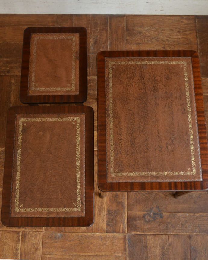 アンティークのテーブル　アンティーク家具　上品で優雅なアンティークの英国家具、革張り天板のネストテーブル。3つを並べて上から見てみると･･･大中小3つを並べてみました。(k-1839-f)
