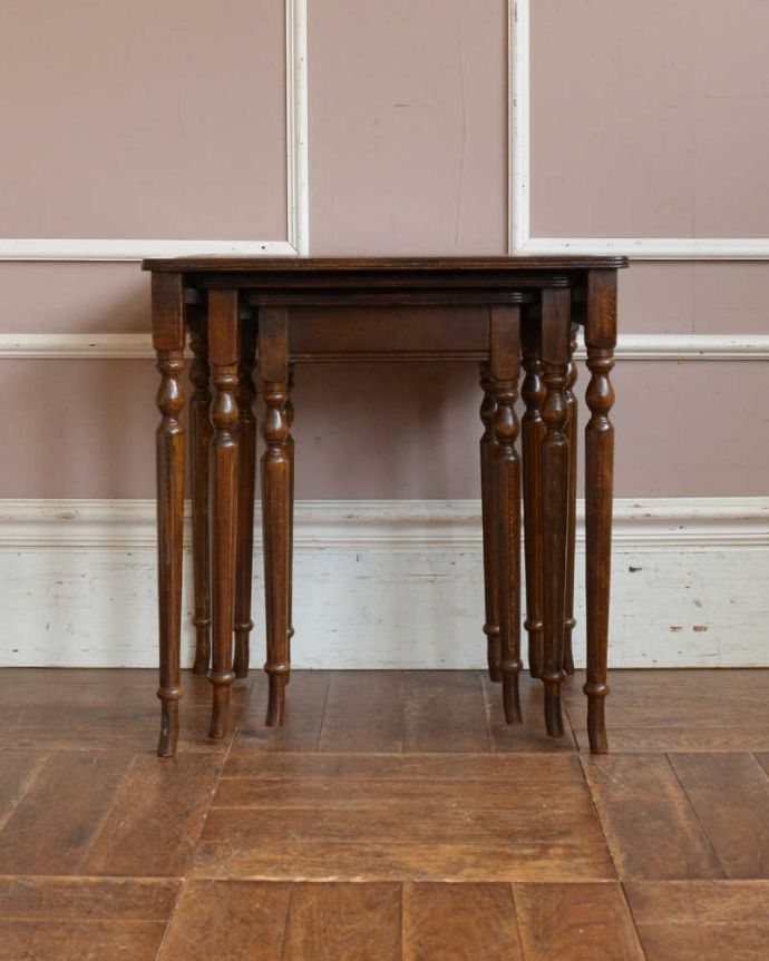 アンティークのテーブル　アンティーク家具　上品で優雅なアンティークの英国家具、革張り天板のネストテーブル。横から見てみると･･･キレイに3つが重なっているから横顔だって美しいんです。(k-1839-f)