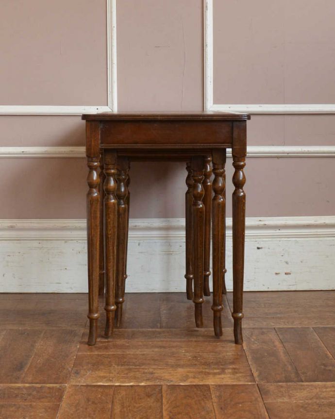 アンティークのテーブル　アンティーク家具　上品で優雅なアンティークの英国家具、革張り天板のネストテーブル。見る角度によって見え方が違う･･･角度を変えてみると、3つ分の脚がキレイに収まっています。(k-1839-f)