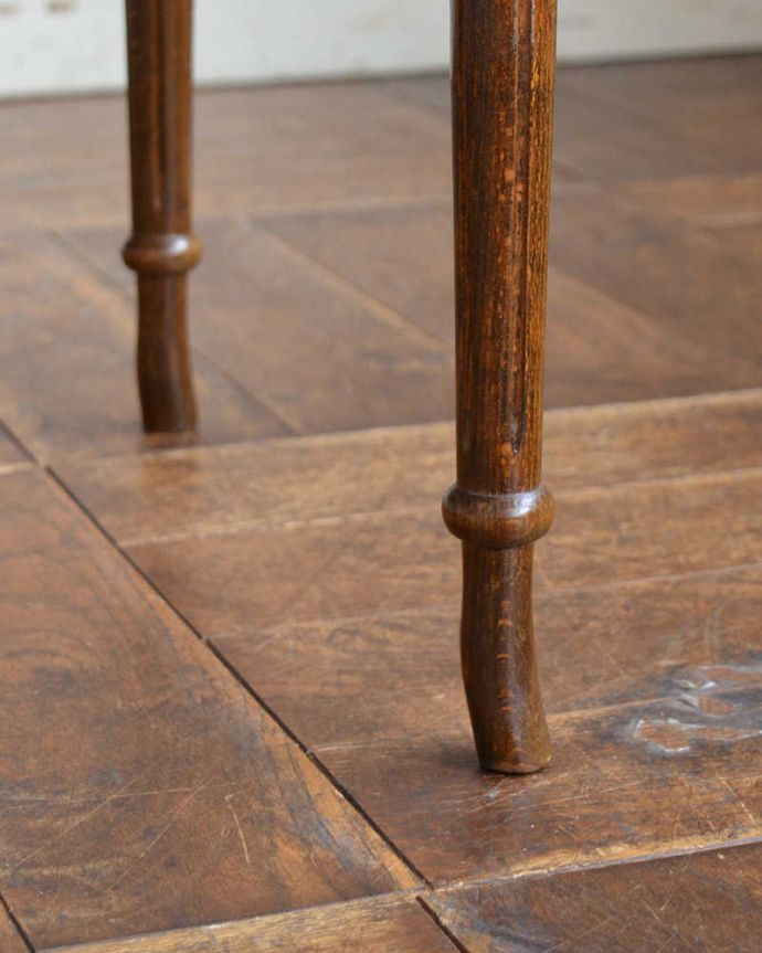 アンティークのテーブル　アンティーク家具　上品で優雅なアンティークの英国家具、革張り天板のネストテーブル。持ち上げなくても移動できます！Handleのアンティークは、脚の裏にフェルトキーパーをお付けしていますので、床を滑らせてれば移動が簡単です。(k-1839-f)