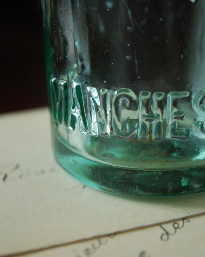 アンティーク ガラスボトル　アンティーク雑貨　エンボス加工の蓋付きアンティークガラスボトル。アンティークのため、多少の欠け・傷がある場合がありますが、使用上問題はありませんので、ご了承下さい。(k-1839-z)