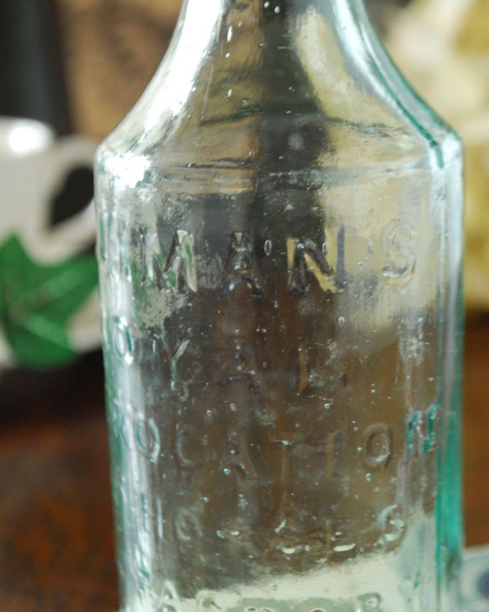 アンティーク ガラスボトル　アンティーク雑貨　エンボス入りが可愛い、１輪挿にも人気のアンティークボトル。ミルクや薬品、調味料など様々な用途で使われてきたアンティークボトルたちです。(k-1840-z)