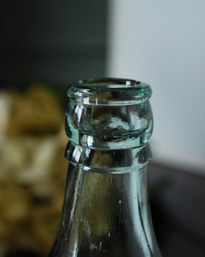 アンティーク ガラスボトル　アンティーク雑貨　エンボス入りが可愛い、１輪挿にも人気のアンティークボトル。アンティークのため、多少の欠け・傷がある場合がありますが、使用上問題はありませんので、ご了承下さい。(k-1840-z)