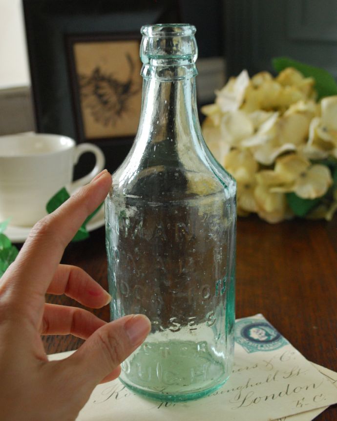 アンティーク ガラスボトル　アンティーク雑貨　エンボス入りが可愛い、１輪挿にも人気のアンティークボトル。いろんな大きさや形のガラスボトルを並べるだけでお洒落になります。(k-1840-z)