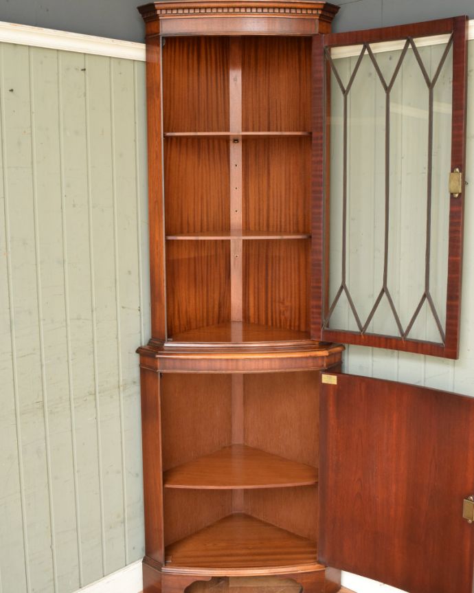 アンティークのキャビネット　アンティーク家具　英国輸入のアンティーク家具、マホガニー材のコーナーキャビネット。扉を開けてみると･･･専門の職人がしっかり修復していますので、扉の中はピカピカです。(k-1841-f)