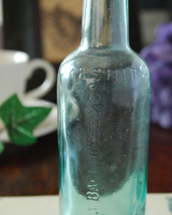 アンティーク ガラスボトル　アンティーク雑貨　１輪挿しやディスプレイにオススメ　ブルーのアンティークボトル。ミルクや薬品、調味料など様々な用途で使われてきたアンティークボトルたちです。(k-1841-z)