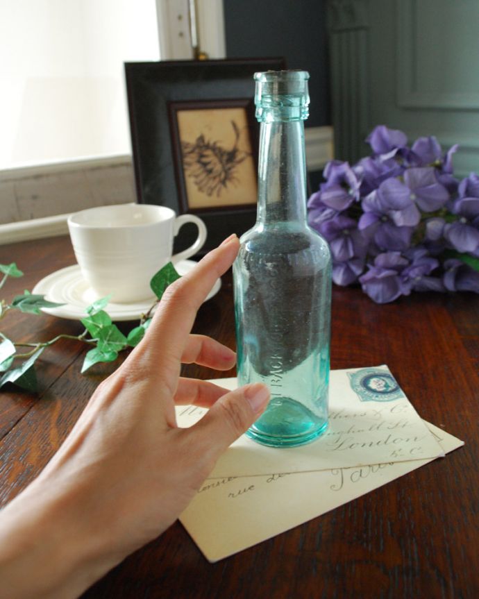 アンティーク ガラスボトル　アンティーク雑貨　１輪挿しやディスプレイにオススメ　ブルーのアンティークボトル。いろんな大きさや形のガラスボトルを並べるだけでお洒落になります。(k-1841-z)