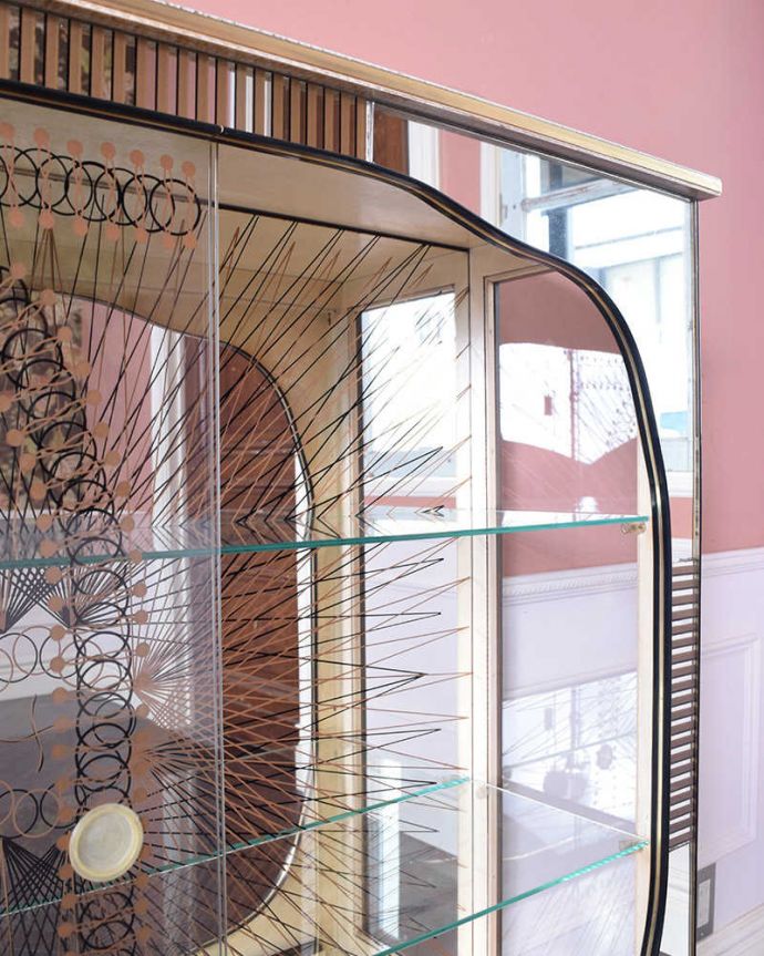 アンティークのキャビネット　アンティーク家具　ミラーとガラスがキラキラ美しい、輝くアンティークガラスキャビネット。光がたっぷり入るガラスの棚板棚板もアンティークのガラス。(k-1842-f)