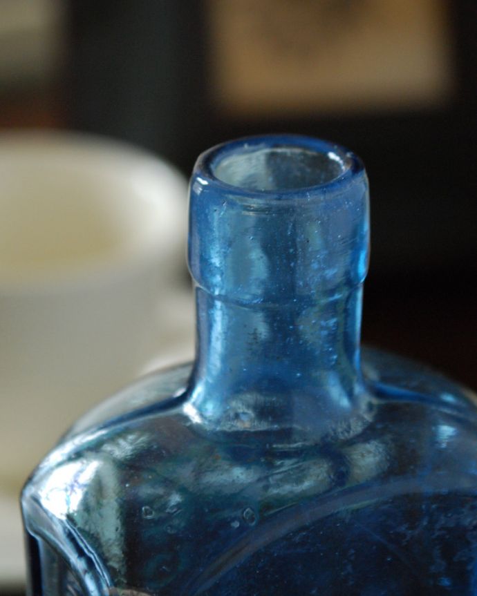 アンティーク ガラスボトル　アンティーク雑貨　ステッカー付きアンティークガラスボトル（BLOOD PURIFIER）。長年使われてきたボトルはとっても味わい深い一品です。(k-1843-z)