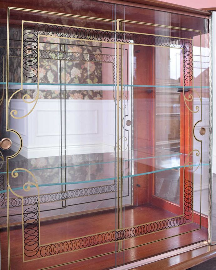 アンティークのキャビネット　アンティーク家具　ミラーとガラスがキラキラ輝く、美しいアンティークガラスキャビネット。棚板がガラスなので、中にものを入れるとまるで浮いているように見えるんです。(k-1844-f)