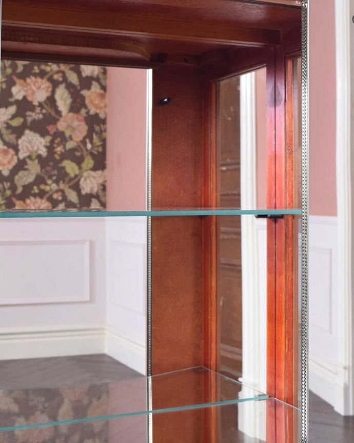 アンティークのキャビネット　アンティーク家具　ミラーとガラスがキラキラ輝く、美しいアンティークガラスキャビネット。隅は木製の背板になっています。(k-1844-f)
