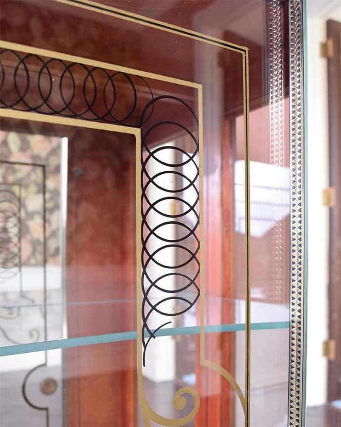 アンティークのキャビネット　アンティーク家具　ミラーとガラスがキラキラ輝く、美しいアンティークガラスキャビネット。繊細な当時の装飾がデザインされています。(k-1844-f)