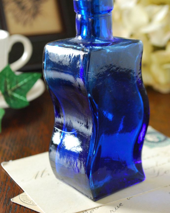 ナチュラルカントリースタイル　アンティーク雑貨　イギリス輸入のアンティーク雑貨、鮮やかなブルーの小さなガラスボトル。オブジェのようにお洒落な形。(k-1844-z)