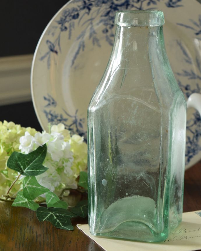 アンティーク ガラスボトル　アンティーク雑貨　シンプルな形でお洒落なイギリスの雑貨、アンティークガラスボトル。ミルクや薬品、調味料など様々な用途で使われてきたアンティークボトルたちです。(k-1845-z)