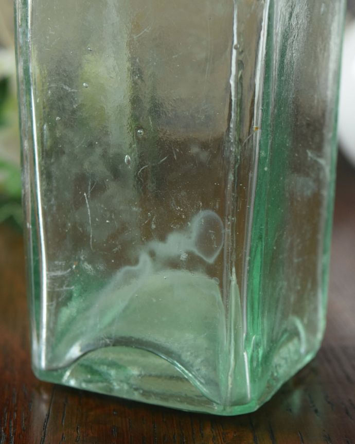 アンティーク ガラスボトル　アンティーク雑貨　シンプルな形でお洒落なイギリスの雑貨、アンティークガラスボトル。アンティークのため、多少の欠け・傷がある場合がありますが、使用上問題はありませんので、ご了承下さい。(k-1845-z)