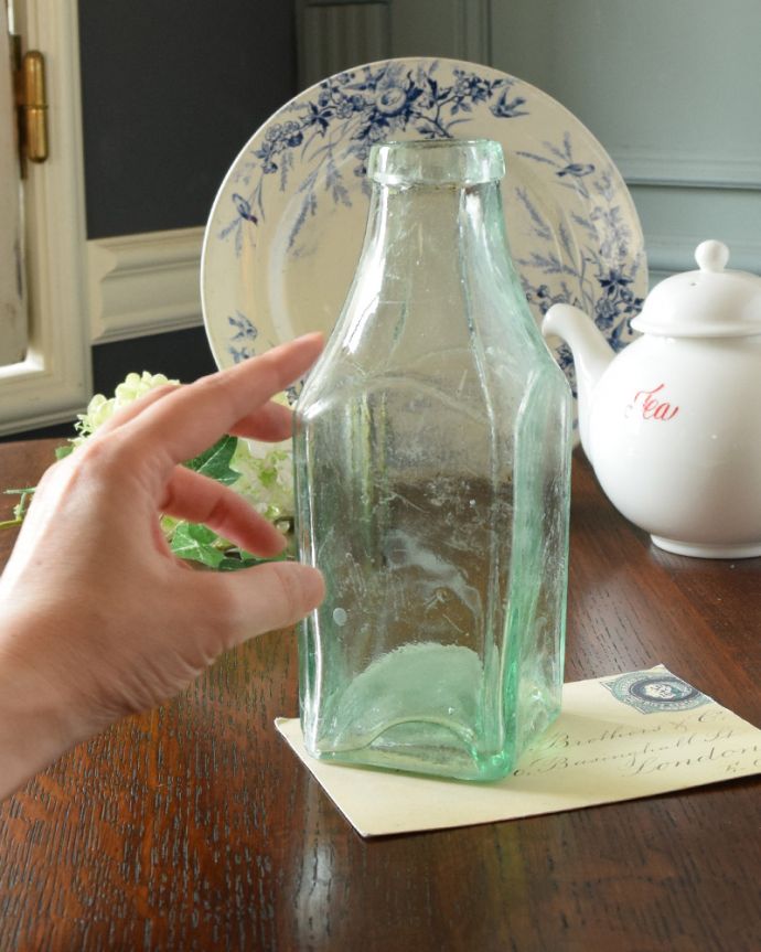 アンティーク ガラスボトル　アンティーク雑貨　シンプルな形でお洒落なイギリスの雑貨、アンティークガラスボトル。いろんな大きさや形のガラスボトルを並べるだけでお洒落になります。(k-1845-z)
