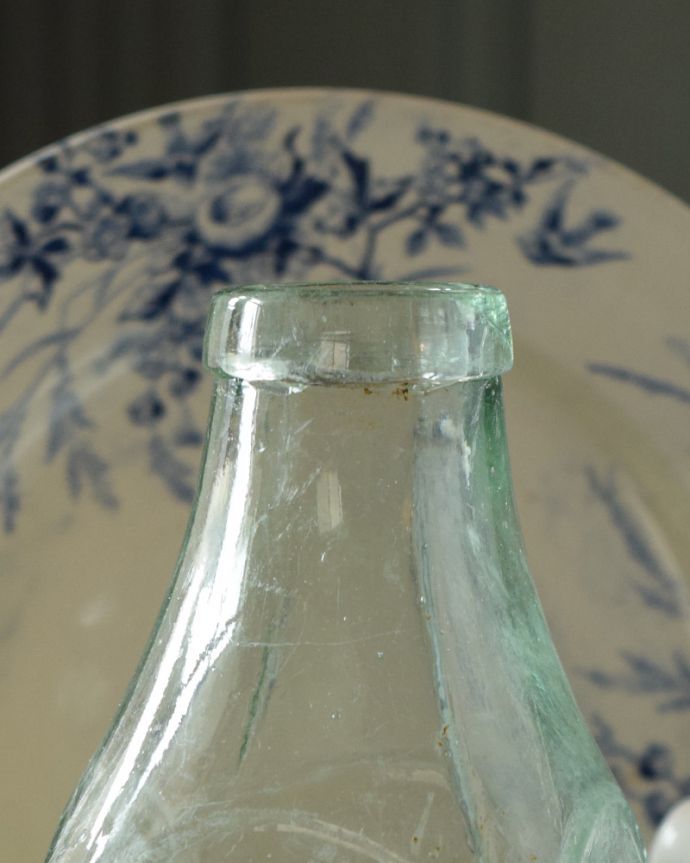 アンティーク ガラスボトル　アンティーク雑貨　シンプルな形でお洒落なイギリスの雑貨、アンティークガラスボトル。長年使われてきたボトルはとっても味わい深い一品です。(k-1845-z)