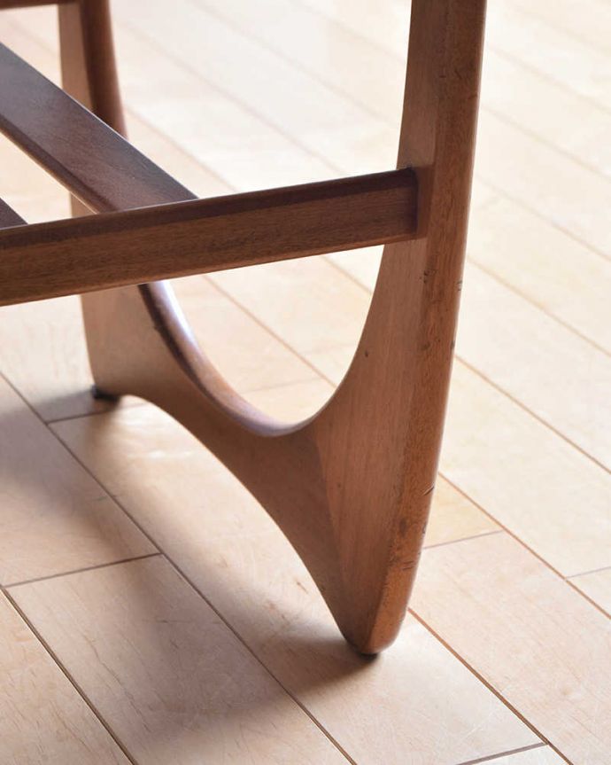 G-PLAN(Gプラン)　アンティーク家具　北欧スタイルのヴィンデージ家具、棚付きのコーヒーテーブル。持ち上げなくても移動できます！Handleのアンティークは、脚の裏にフェルトキーパーをお付けしていますので、床を滑らせてれば移動が簡単です。(k-1846-f)