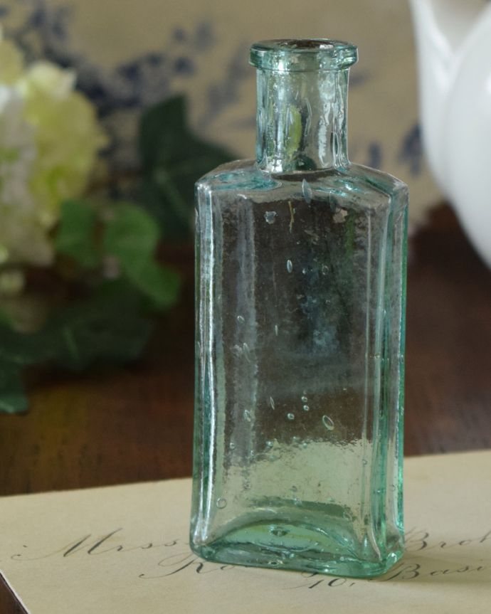 ナチュラルカントリースタイル　アンティーク雑貨　気泡がたっぷりと入った、窓辺などにちょこんと飾れるアンティークガラスボトル。ミルクや薬品、調味料など様々な用途で使われてきたアンティークボトルたちです。(k-1846-z)