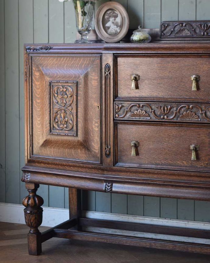 サイドボード　アンティーク家具　重厚感たっぷりのアンティークの英国家具、彫刻が美しいサイドボード 。やっぱり魅力は英国らしい彫まだ機械が発達していない時代に、こんなに堅い木材をどうやって加工したんだろう？って不思議になるくらい細かい彫。(k-1848-f)