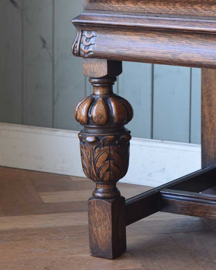サイドボード　アンティーク家具　重厚感たっぷりのアンティークの英国家具、彫刻が美しいサイドボード 。女性1人でラクラク運べちゃう仕掛けHandleのアンティークは、脚の裏にフェルトキーパーをお付けしています。(k-1848-f)