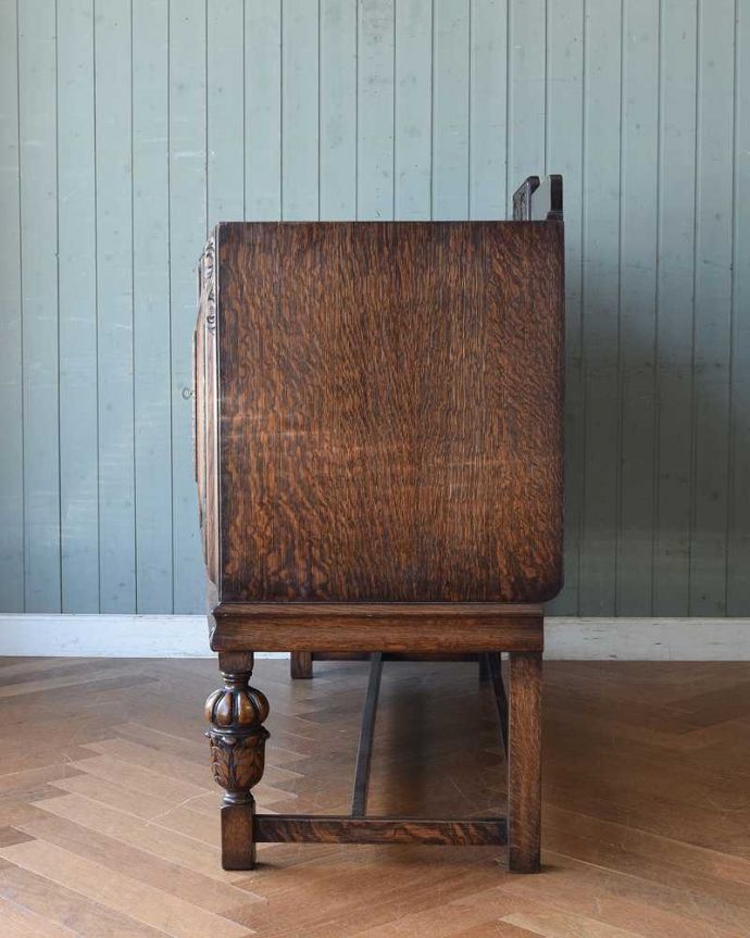サイドボード　アンティーク家具　重厚感たっぷりのアンティークの英国家具、彫刻が美しいサイドボード 。もちろん横から見てもステキ横顔にだって妥協しません。(k-1848-f)
