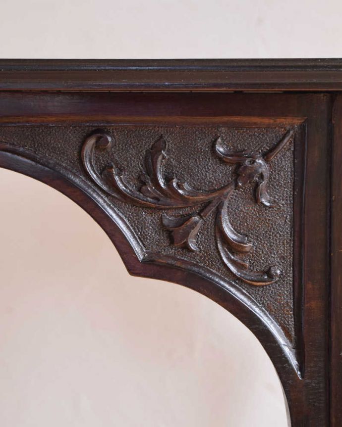 アンティークのテーブル　アンティーク家具　マホガニー材のアンティーク英国家具、脚の先まで美しいオケージョナルテーブル。。(k-1849-f)