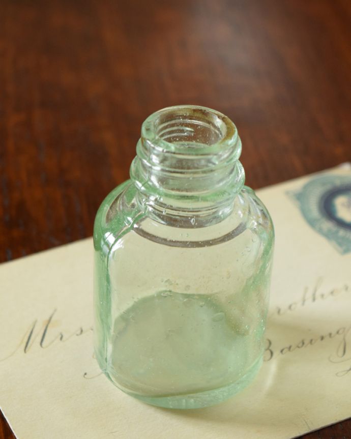 アンティーク ガラスボトル　アンティーク雑貨　イギリスからのアンティーク雑貨、小さなガラスボトル。ミルクや薬品、調味料など様々な用途で使われてきたアンティークボトルたちです。(k-1849-z)