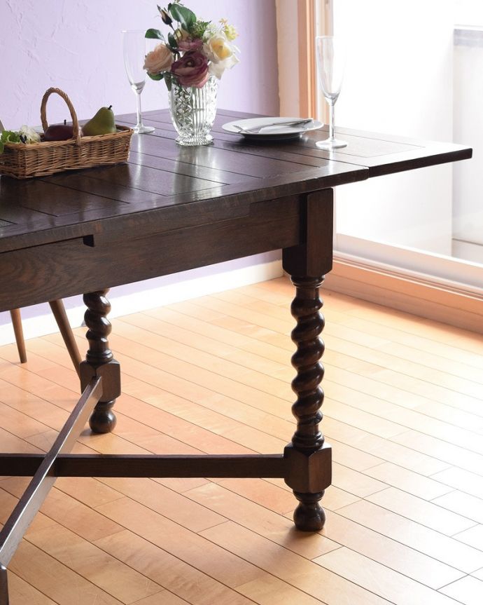 アンティーク家具 英国輸入のアンティーク家具、使う人数に合わせてサイズが変えられるドローリーフテーブル（ダイニングテーブル）。やっぱり目立っちゃう女性らしいツイスト脚ツイスト脚のテーブルはアンティークのデザインの定番中の定番。(k-1850-f)